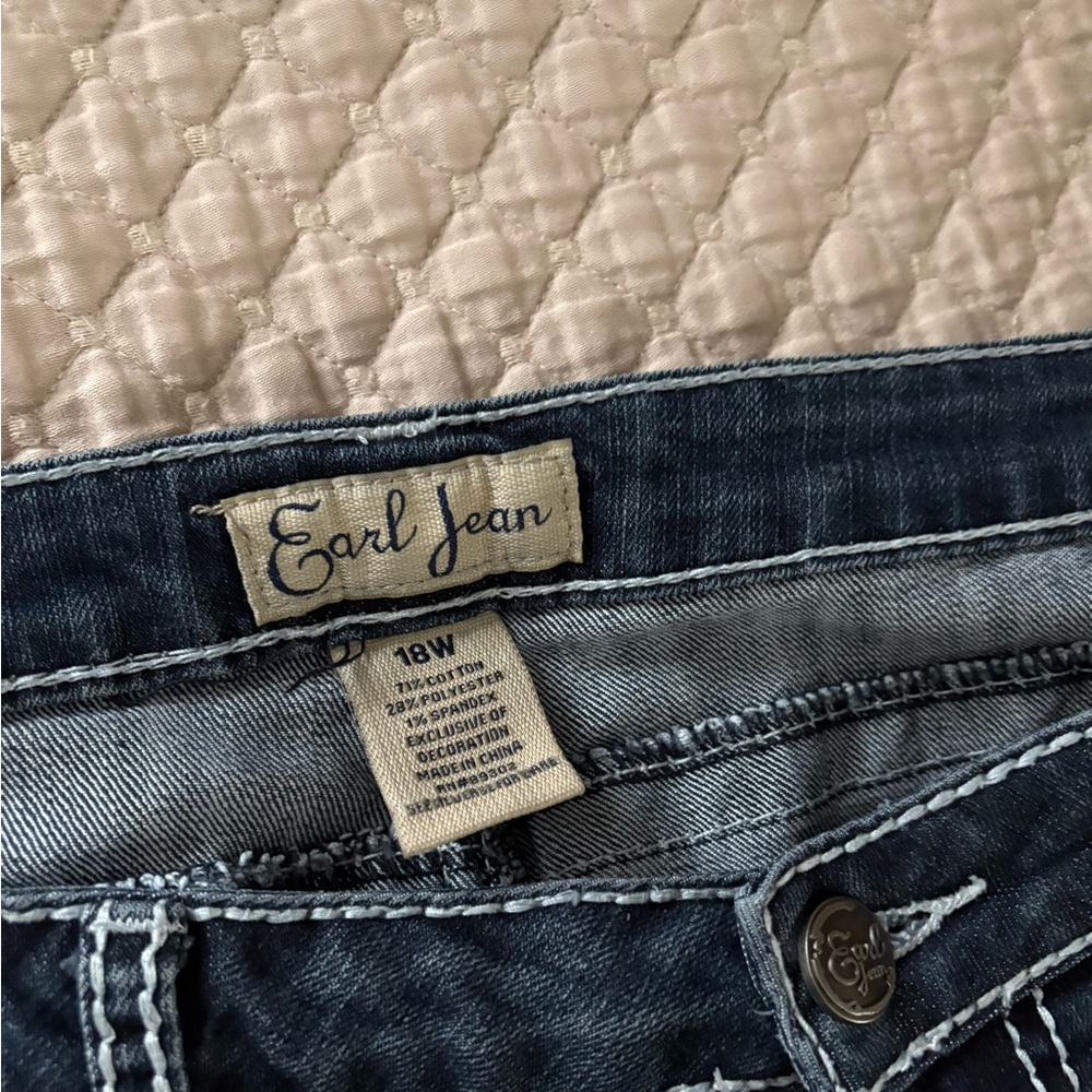 Earl Women's Dark Blue Jeans
30 inch inseam
Mid Rise